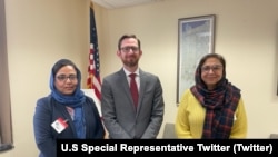تام ویست نماینده خاص امریکا برای افغانستان در دیدار با ماری اکرمی و پلوشه حسن ( تصویر از صفحه تویتر نماینده امریکا برای افغانستان) 