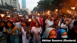 Foto nga protesta e mbajtur në Pakistan mbrëmjen e 30 prillit, për të kërkuar kushte më të mira pune.