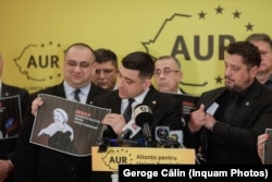 AUR – Claudiu Târziu( d), Cristian Terheș (s), George Simion (c) fac campanie împotriva Ursulei von der Leyen, șefa Comisiei Europene.