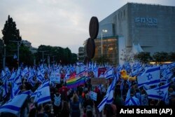 Sute de mii de persoane au participat constant la protestele recente împotriva guvernului Netanyahu. Documentele secrete americane ar arăta că serviciul de informații israelian, cunoscutul Mossad - ar fi susținut protestele.