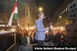 A tüntetés a Vértanúk terénél ért véget, ahol Magyar Péter szintén tartott egy beszédet