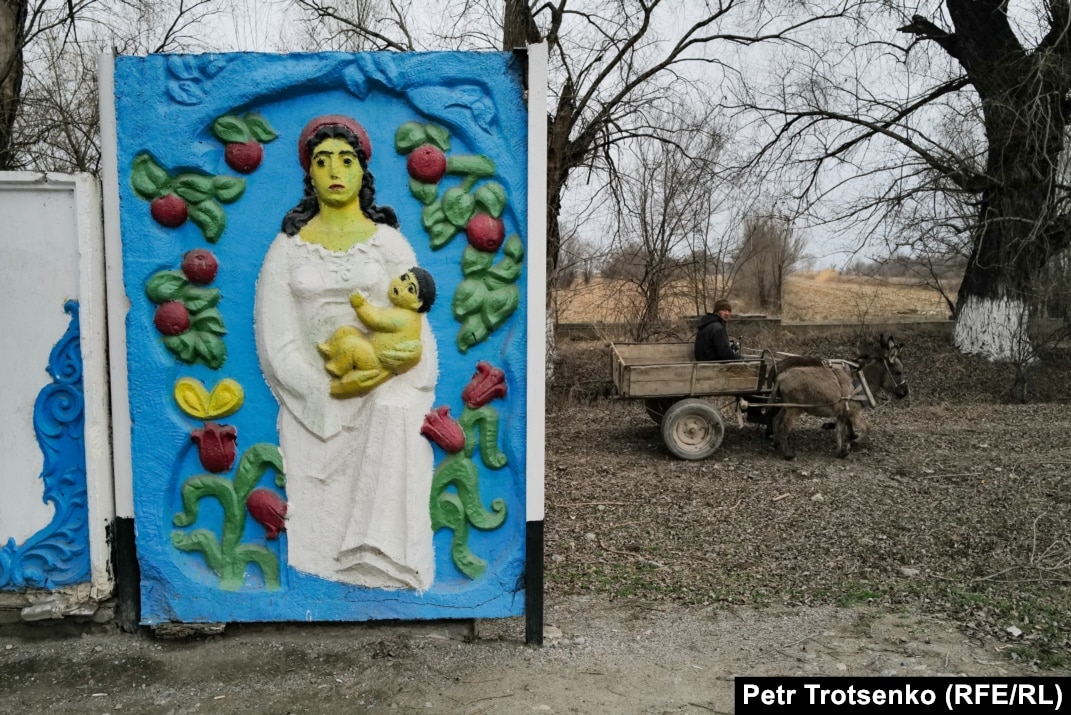 Кеудесін соратын әйелдер фотосы