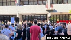 Roditelji i nastavnici su se 14. juna okupili ispred osnovne škole "Jovan Dučić" u Beogradu protestujući zbog nasilja nad nastavnicom u toj školi za koje se tereti majka jednog učenika, 14. jun 2024. 