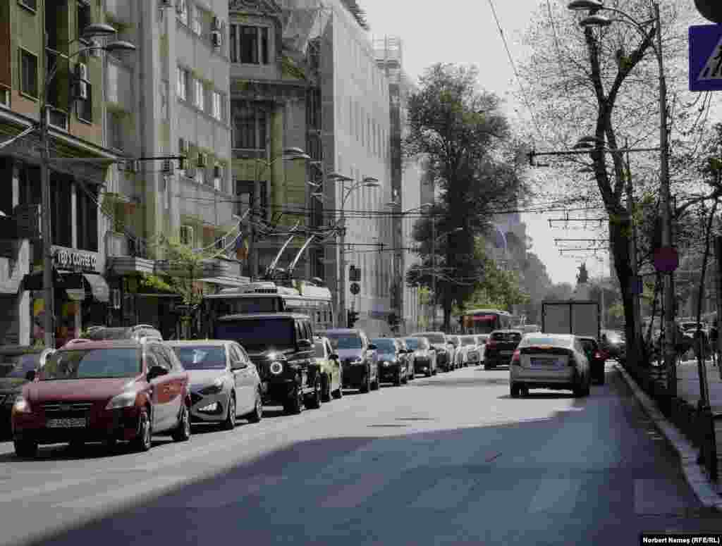 În schimb, îi plac parcurile și arhitectura, dar simte nevoia de mai multe zone verzi și de copaci pe stradă, având în vedere că orașul este mare. Conform unui raport din 2021, în București există 1,7 milioane de arbori, ceea ce înseamnă că există 0,88 arbori/locuitor. Recomandarea Comisiei Europene este de 3 arbori pe cap de locuitor.&nbsp; În imagine - Bulevardul Regina Elisabata, unde, în urmă cu câțiva ani, ulmii de pe stradă au fost tăiați.