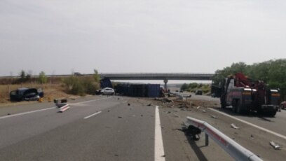 Камион натоварен със скрап катастрофира и затвори участък от магистрала