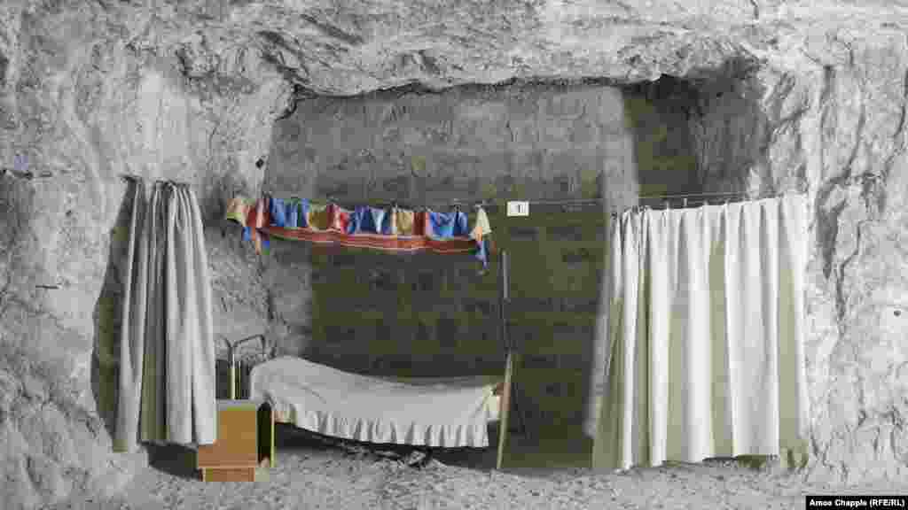 Egy ágy a Szpeleoterápiás Kórházban az avani sóbányában. A föld alatti kórház sós levegője elsősorban a légzőszervi betegségekben szenvedőknek lehet gyógyír