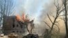 Ракетний удар по Дніпру: поранені 25 людей, під руїнами будівлі шукають ще кількох лікарів 