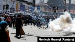 Policija rateruje demonstrante u Najrobiju koji protestuju zbog povećanja poreza, Kenija, 25. jun 2024. 