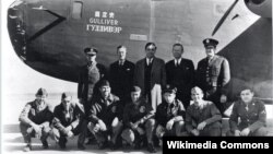 Вэнделл Уилки с сопровождающими лицами и экипажем самолета Consolidated-87, на котором он облетел земной шар. 1942 год