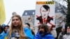 Плакат с изображением президента России Владимира Путина в виде Адольфа Гитлера во время акции в поддержку Украины у штаб-квартиры Евросоюза в Брюсселе. Бельгия, 23 января 2023 года