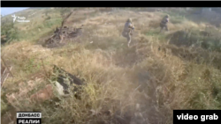 Бійці полку «Цунамі» об'єднаної штурмової бригади Національної поліції «Лють» штурмують Кліщіївку. Скриншот з відео