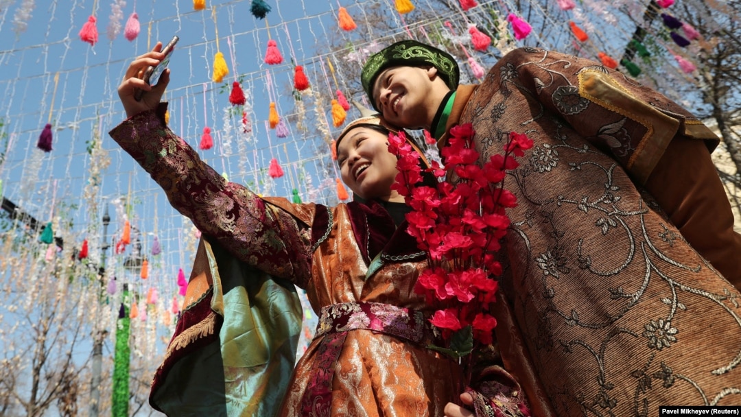 Орыс порно видео мама онлайн Қыздар стақанға зәр беріп, ішеді