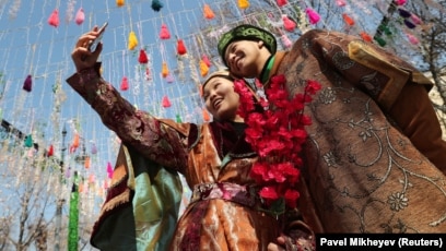 Мұғалім порно видеода сыныптағы кішкентай балаларға кеудесін көрсетеді.