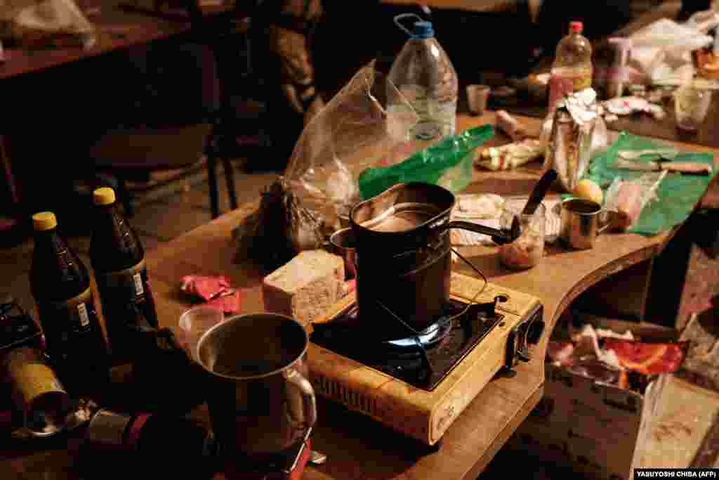 Імпровізована кухня в укритті українських військових під Бахмутом. 16 лютого 2023 року