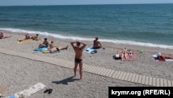 Отдыхающие на пляже в Феодосии. Крым, июнь 2023 года