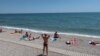 Отдыхающие на пляже в Крыму. Иллюстративное фото