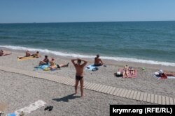 Отдыхающих на феодосийском пляже немного, июнь 2023 года