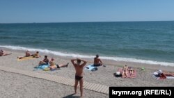 Отдыхающие на пляже в Крыму. Иллюстративное фото
