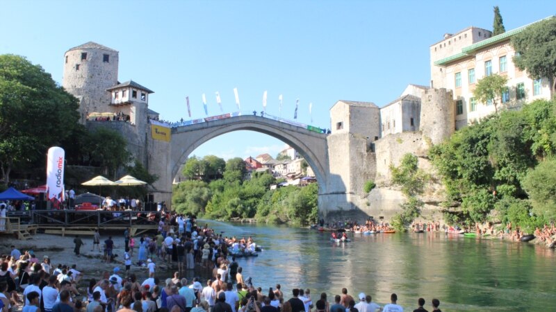 Plonjori temerari și turiști sfidează arșița și marchează 20 de ani de la reconstrucția podului de la Mostar