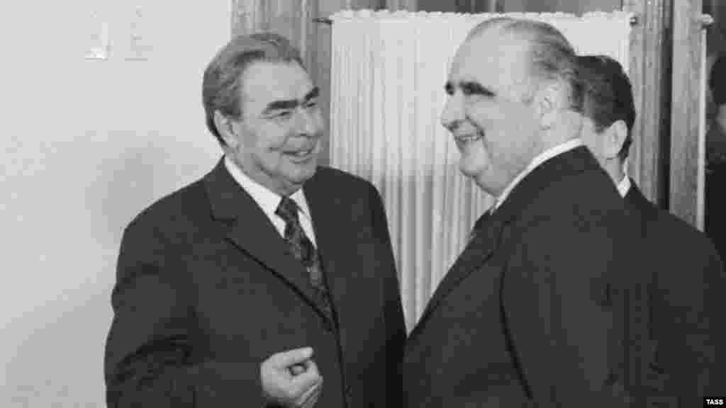 После Хрущева госдачу в Пицунде использовал Леонид Брежнев. В 1974 году он провел встречу с президентом Франции Жоржем Помпиду (фотография была сделана 12 марта, Помпиду скончался 2 апреля).