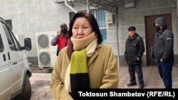 Асия Сасыкбаева возле здания суда. 16 февраля 2023 г.