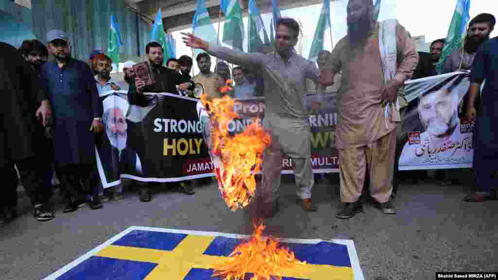 Zászlóégetés válaszul a Korán-égetésre. Az iszlamista&nbsp;Dzsamat-e-Iszlami&nbsp;párt aktivistái Svédország zászlaját égetik el egy tüntetésen a pakisztáni Multanban 2023. július 3-án.&nbsp;A svéd rendőrség a közelmúltban több, Korán-ellenes tüntetésre vonatkozó kérelmet is elutasított, de a bíróságok felülbírálták a döntéseket, mondván, hogy sértik a szólásszabadsághoz való jogot