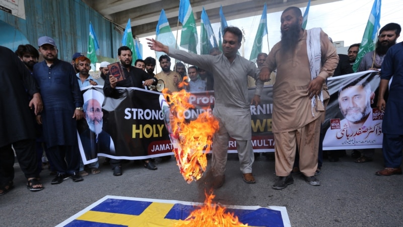 Пакистандыктар Швецияда Курандын өрттөлүшүн айыптап, митингге чыгышты