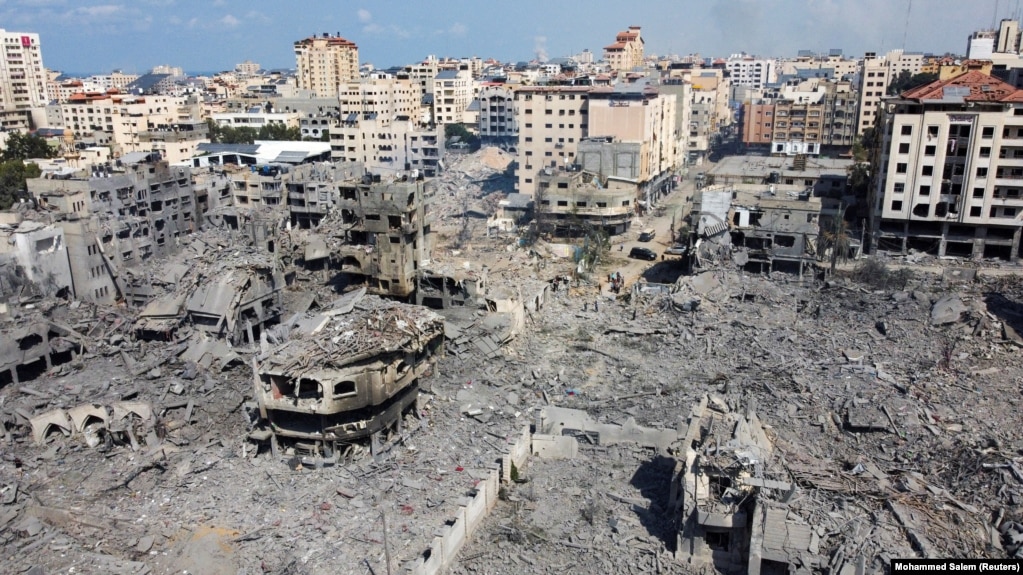 Shtëpi dhe ndërtesa të shkatërruara nga sulmet izraelite në qytetin e Gazës, pamje e marrë më 10 tetor 2023.