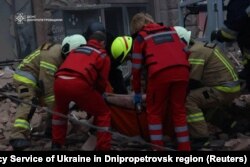 Медики і рятувальники намагаються врятувати людині. яка постраждала внаслідок російського ракетного обстрілу по Дніпропетровщині. 19 квітня 2024 року