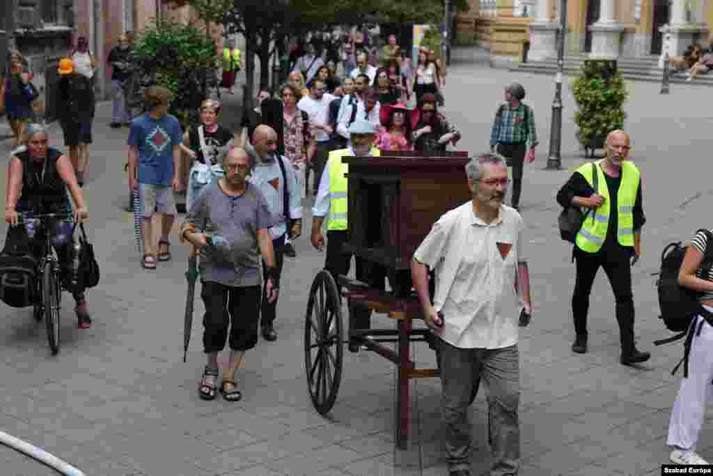 A Teleki térről az Emlékezés Menetén a roma civil szervezetek a Nehru parton található Roma holokauszt emlékműhöz &nbsp;vonultak. A menetet a&nbsp;Zajkeltő vagon, Böröcz András kinetikus szobra kísérte