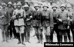 Мустафа Кемаль, згодом глава Турецької Республіки, (ліворуч у більш світлій формі) з офіцерами своєї дивізії, 1915 рік