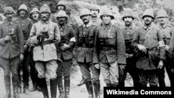 Мустафа Кемаль, згодом глава Турецької Республіки, (ліворуч у більш світлій формі) з офіцерами своєї дивізії, 1915 рік