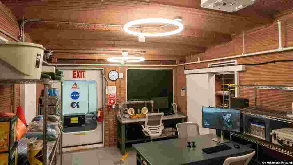 radnim delom pored robotske stanice