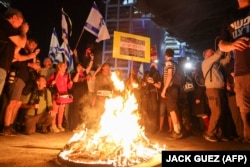 Демонстрация возле здания Минобороны Израиля в Тель-Авиве, 6 апреля 2024 года
