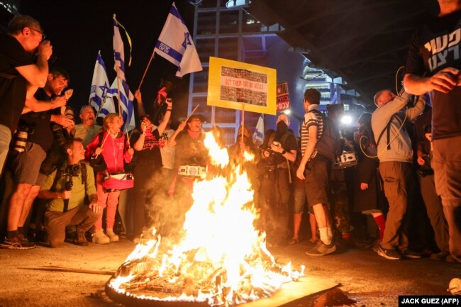 Demonstrata pranë ndërtesës së Ministrisë izraelite të Mbrojtjes në Tel Aviv, 6 Prill 2024