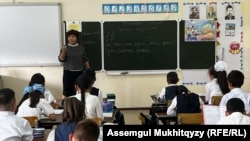 Астанадағы мектеп-гимназиялардың біріндегі сабақ. Азаттық архивіндегі фото.