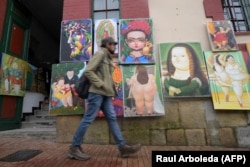 Репродукции картин Ботеро на улице в Колумбии