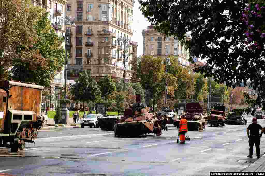 Echipamente militare rusești distruse, amplasate pe bulevardul Kreșceatik de la Kiev, cu ocazia Zilei Independenței Ucrainei, Kiev, 21 august 2023 &nbsp;