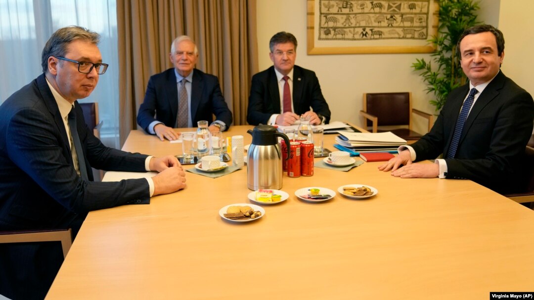 Președintele Serbiei, Aleksandar Vucic (în stânga) și primul ministru din Kosovo, Albin Kurti, (în dreapta) la întâlnirea mediată de șeful de politici externe a UE, Josep Borrell (al doilea din stânga) la întâlnirea de luni de la Bruxelles. 