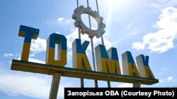 Як кажуть у розвідці, армія РФ розгортає довкола міста додаткові блокпости, «їжакові» протитанкові укріплення, а також копає нові окопи