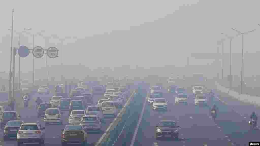 New Delhi je zabilježio jedan od dana sa najviše magle do sada, a vidljivost je pala ispod 50 metara. Minimalna temperatura je pala na sedam stepeni Celzijusa. na fotografiji: magla otežava saobraćaj na autoputu u New Delhiju, 26. decembra&nbsp;2023.