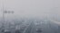New Delhi je zabilježio jedan od dana sa najviše magle do sada, a vidljivost je pala ispod 50 metara. Minimalna temperatura je pala na sedam stepeni Celzijusa.<br />
<br />
<strong>na fotografiji</strong>: magla otežava saobraćaj na autoputu u New Delhiju, 26. decembra&nbsp;2023.