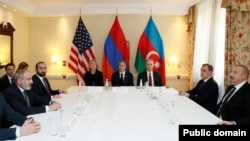 Prim-ministrul armean Nikol Pașinian (stânga), președintele azer Ilham Aliev (dreapta) și secretarul de stat american, Antony Blinken (centru), la discuțiile trilaterale de la München, la 18 februarie.