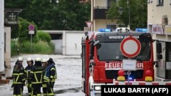 Пожарникари работат на спасување од поплави во градот Рајхертхофен во баварскиот округ Пфафенхофен ан дер Илм. 2 јуни 2024 година.