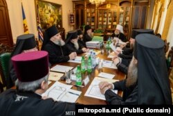Una din hotărârile luate la Sinodul Bisericii Ortodoxe din Moldova din 23 aprilie a fost de a caterisiți trei preoți care au trecut luna trecută la Mitropolia Basarabiei.