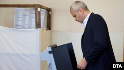 Костадин Костадинов гласува с машина в ОУ "Стоян Михайловски" във Варна.