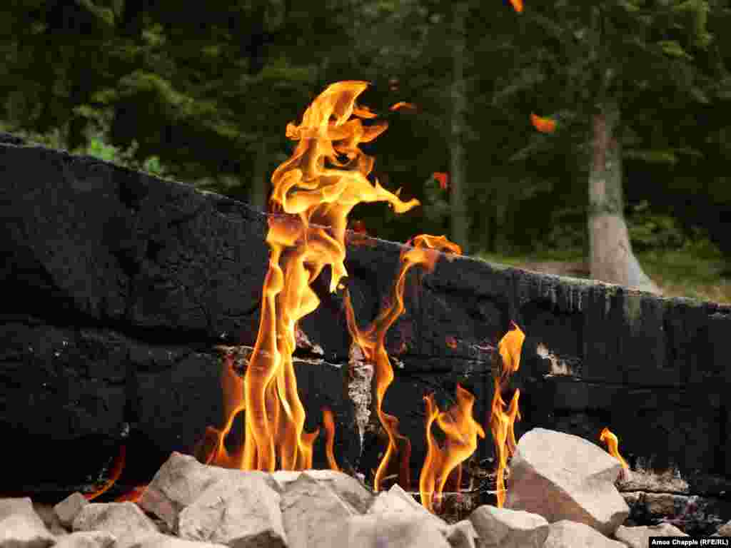 Focul viu de la Andreiașu de Jos. Analizele făcute la flăcările de la Andreiașu de Jos au arătat că gazul era în mare parte metan, dar de la locul incendiului se scurgeau și dioxid de carbon și heliu, un alt gaz valoros.