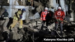 Рятувальники працюють на місці обстрілу в Запоріжжі, 2 березня 2023 року