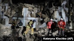 Pompierii ucraineni caută supraviețuitori într-o casă avariată după un atac rusesc de artilerie în Zaporojie, Ucraina, în dimineața zilei de 2 martie.