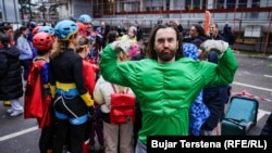 Ariot Mirtaj obučen u kostim superheroja Hulka.